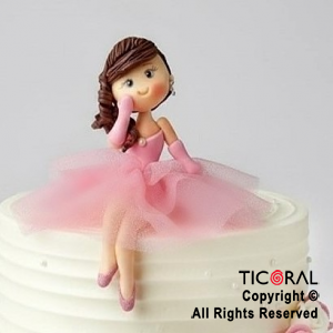 ADORNO MU�ECA CON VESTIDO SENTADA PORCELANA FRIA x 1